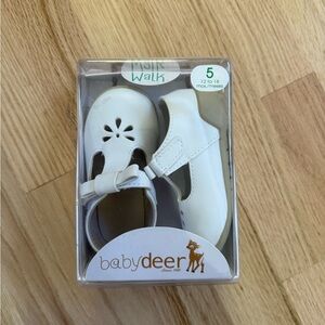 NWT Baby Deer Cream Walker Shoes Size 5